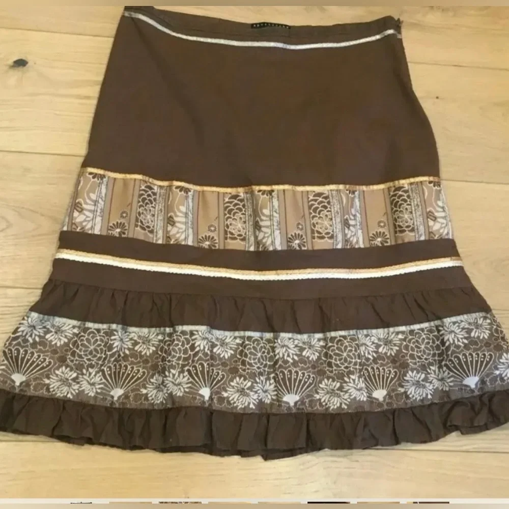 Apostrophe Skirt Size 12P Brown Floral Embroidered Side Zipper